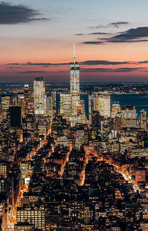 夜间曼哈顿市区天际线的鸟瞰图/ NYC